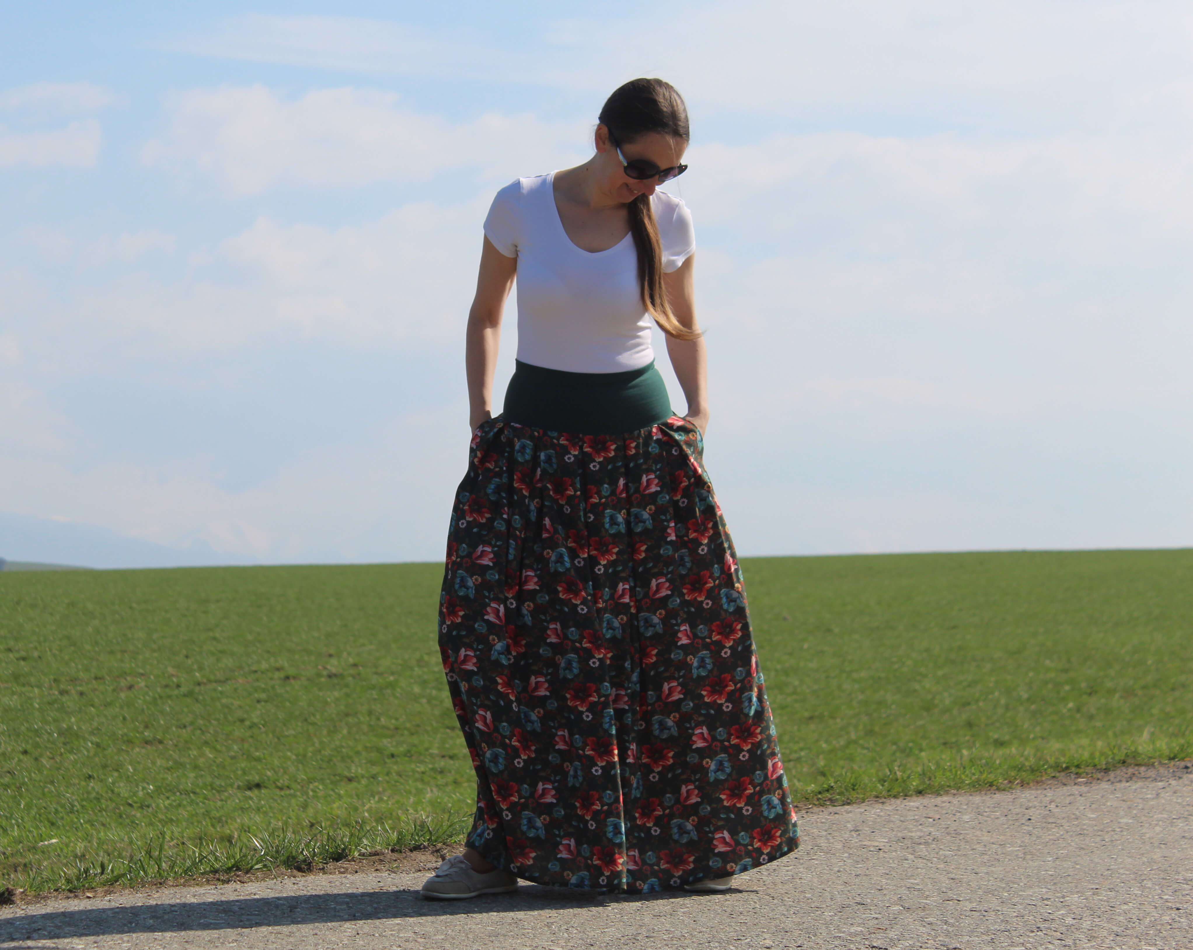 Viskózová sukňa červeno-modré kvety