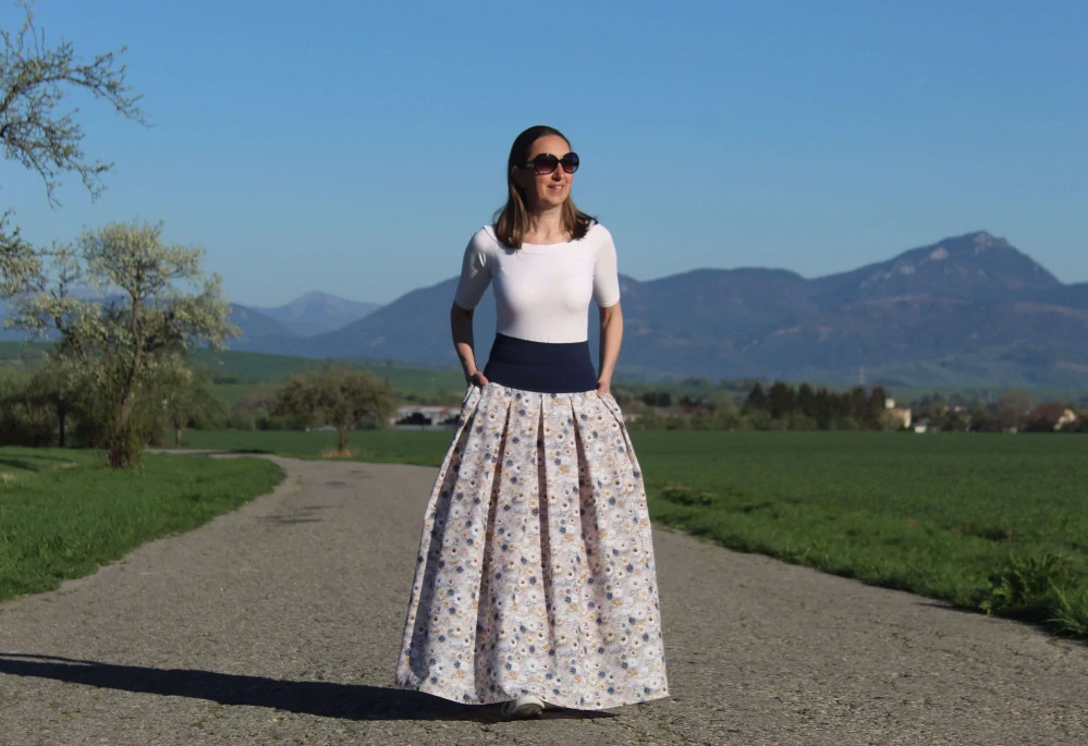 Dlhá skladaná sukňa modro-béžové kvietky