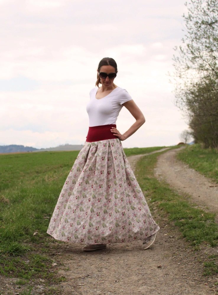 Dlhá skladaná sukňa drobné kvietky na režnej