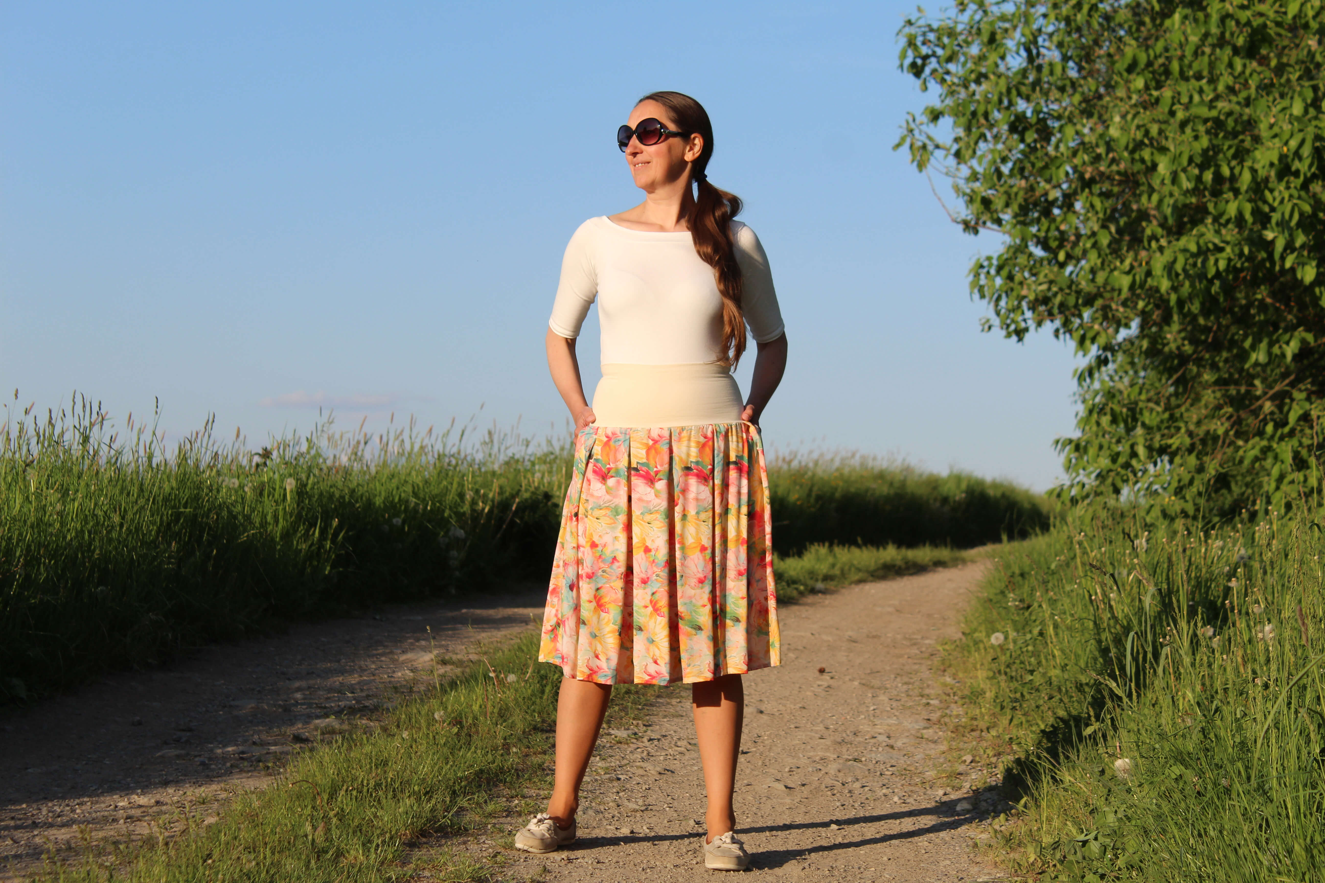 Viskózová sukňa krátka maľované kvetiny