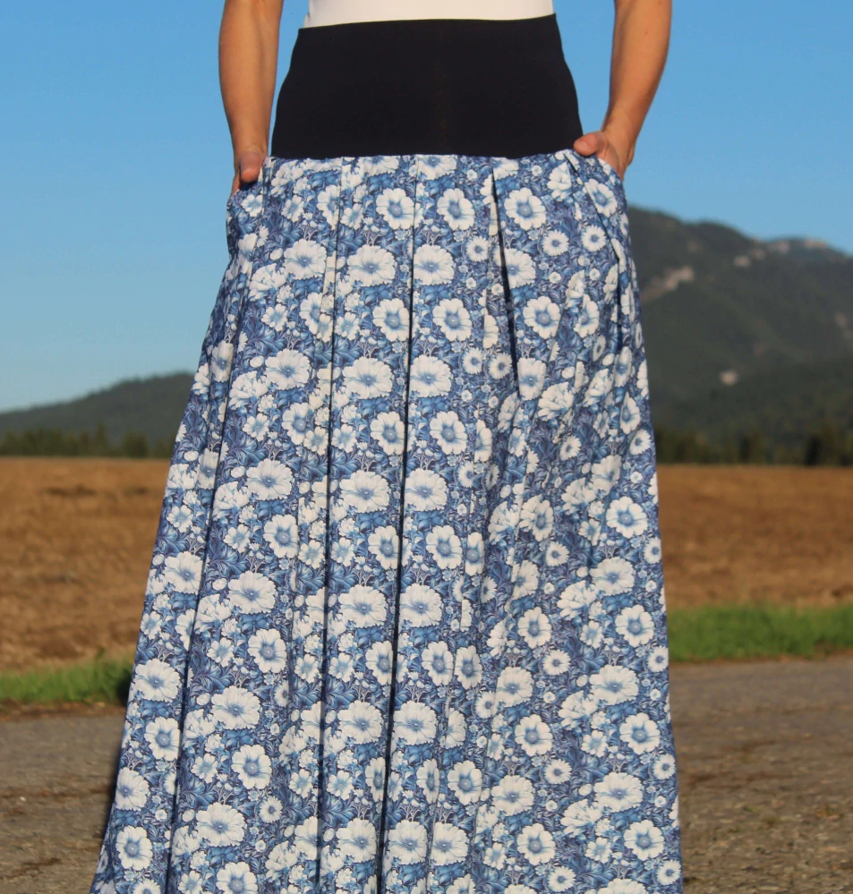Dlhá skladaná sukňa modrá s bielymi kvetmi