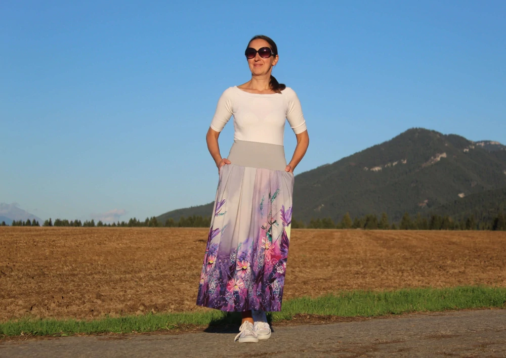 Šedá sukňa s fialovými kvetinami