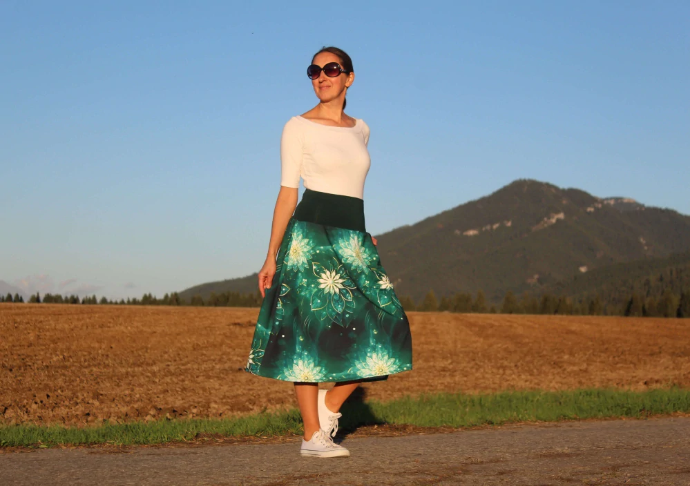 Úpletová sukňa zelená s bielymi kvetmi