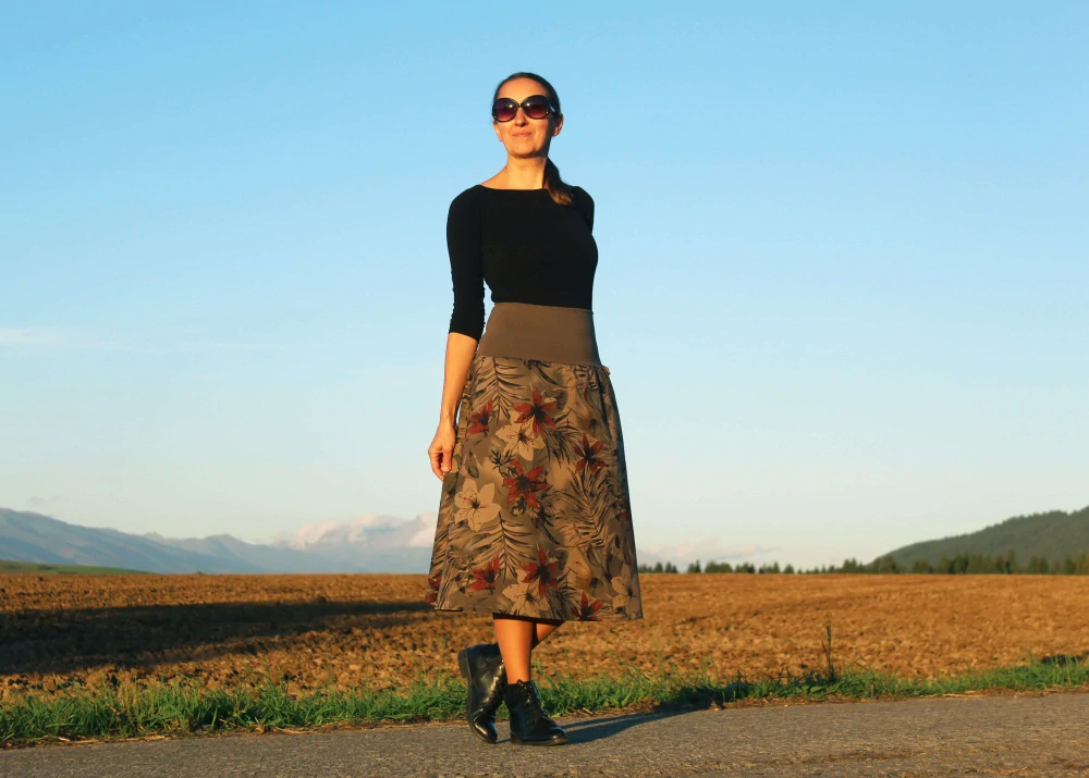 Trojštvrťová zelená riflová sukňa s kvetmi