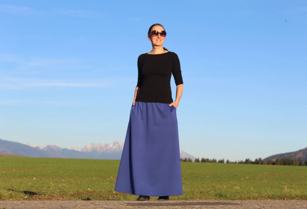 Kráľovsky modrá áčková úpletová sukňa s vreckami