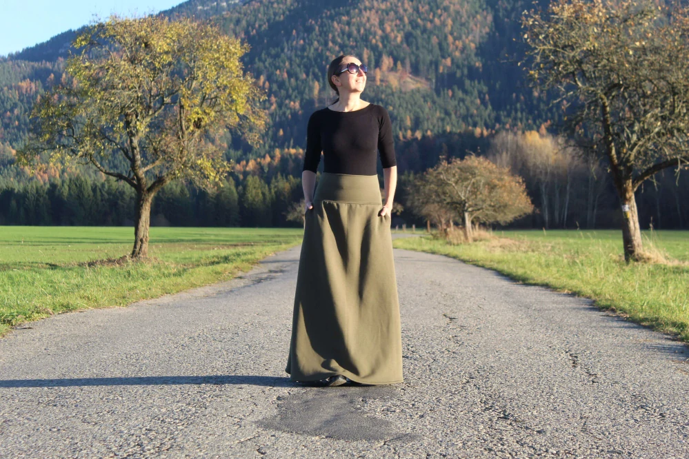 Khaki midi rovná sukňa z bavlnenej teplákoviny s jemným prírodným vzorom a vreckami