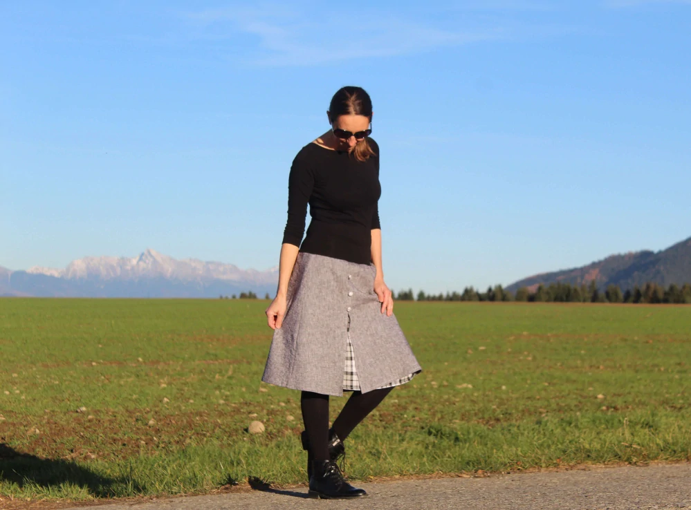 Dvojvrstvová midi áčková sukňa z ľanu a flanelu s rázporkom a látkovými gombíkmi