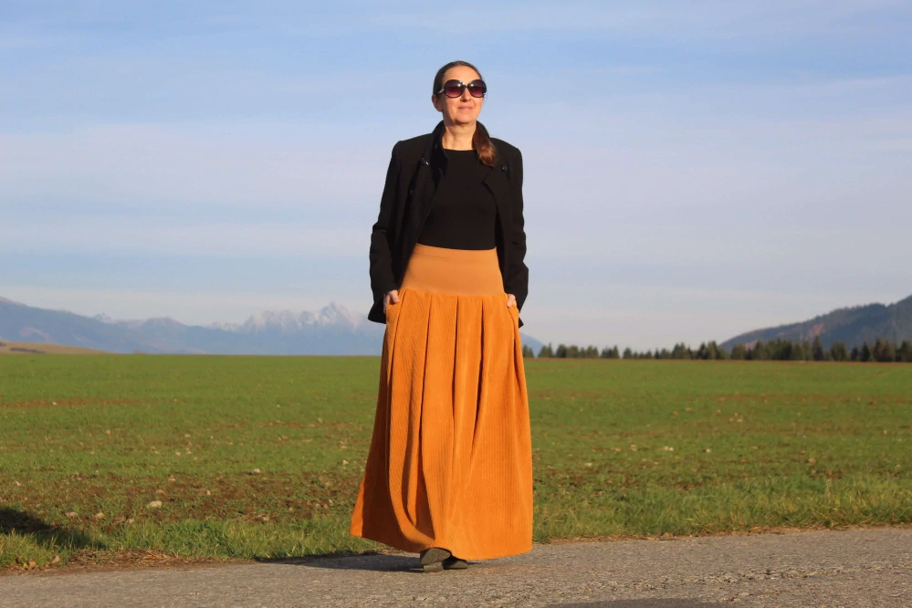 Dlhá karamelovo-hnedá sukňa z mäkkej kostýmovky s vreckami