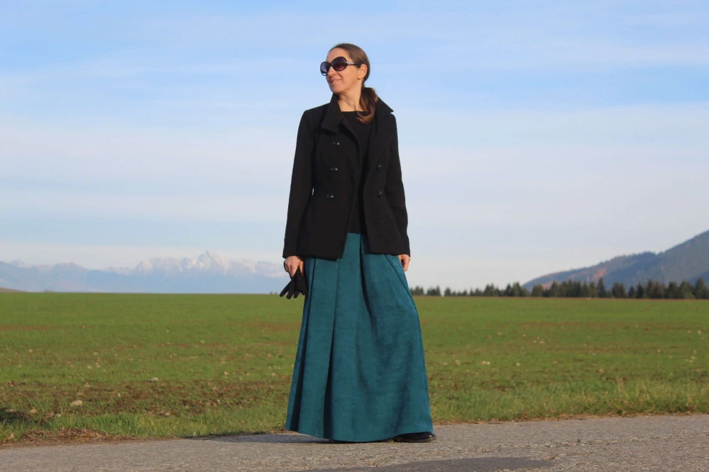 Dlhá petrolejová sukňa z mäkkej kostýmovky s vreckami