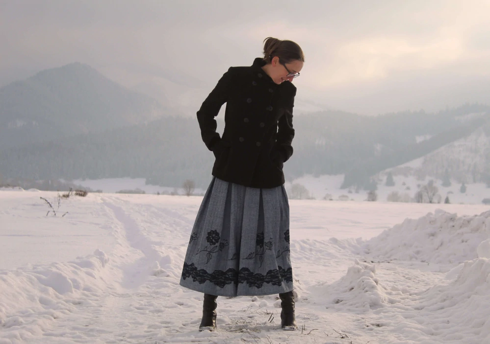 Trojštvrťová šedá sukňa s bordúrou