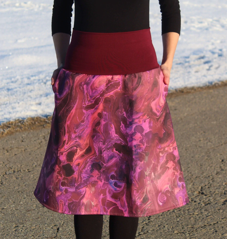 Krátka áčková sukňa z vínovo-fialového softshellu