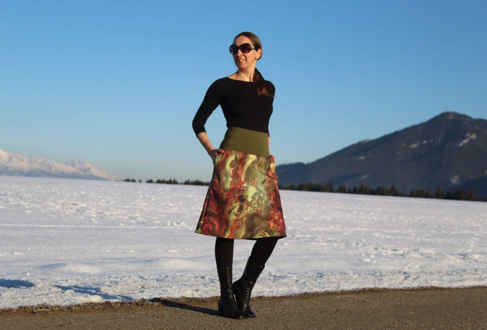 Krátka áčková sukňa zo zeleno-hnedého softshellu