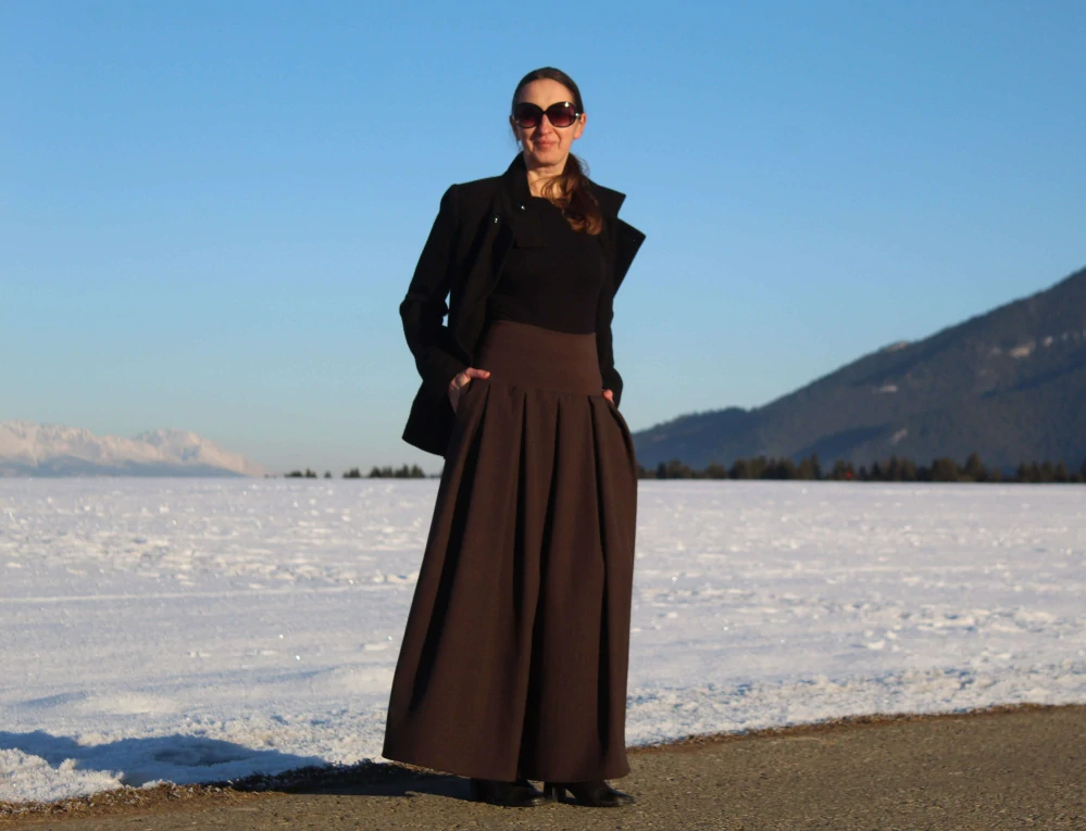 Dlhá hnedá skladaná sukňa s jemným károvaným vzorom