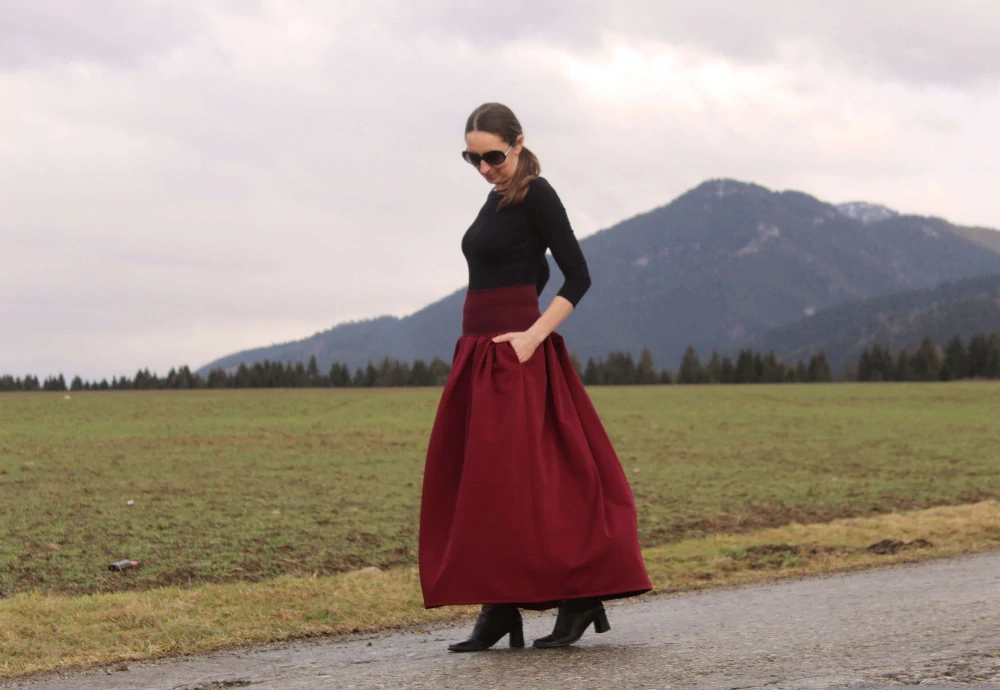 Dlhá bordová skladaná sukňa