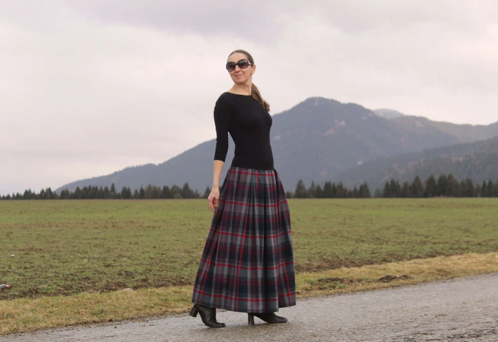 Tmavošedá skladaná károvaná sukňa