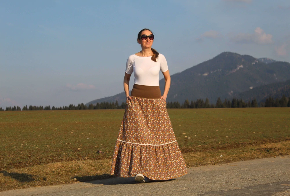 Dlhá hnedošedá sukňa z pracieho kordu s volánom