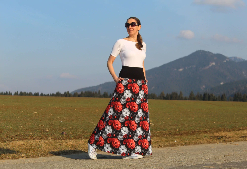 Dlhá čierna áčková sukňa s červenými a bielymi kvetmi