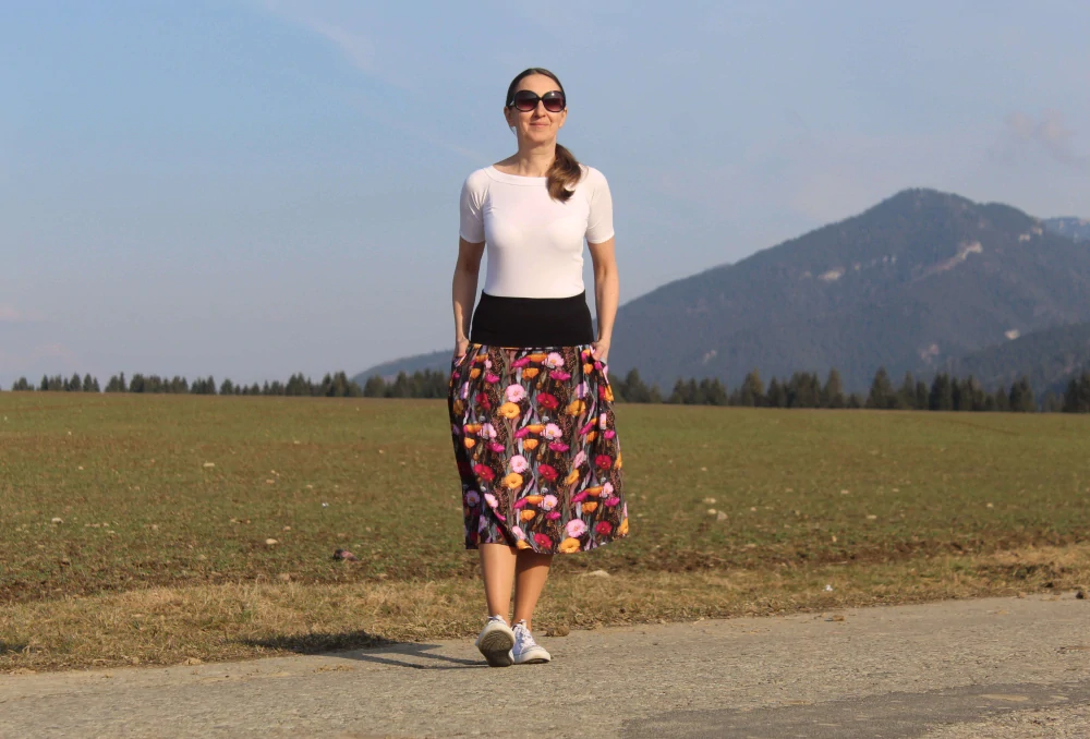 Trojštvrťová čierna úpletová sukňa s farebnými kvetmi