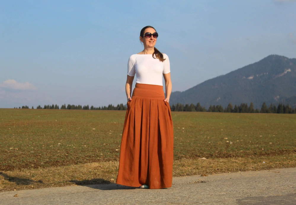 Dlhá škoricovo-hnedá skladaná sukňa zo zmesového ľanu