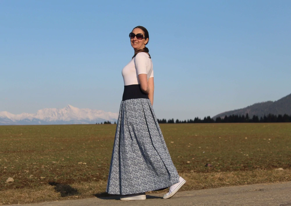 Tmavomodrá bavlnená sukňa s folklórnym vzorom