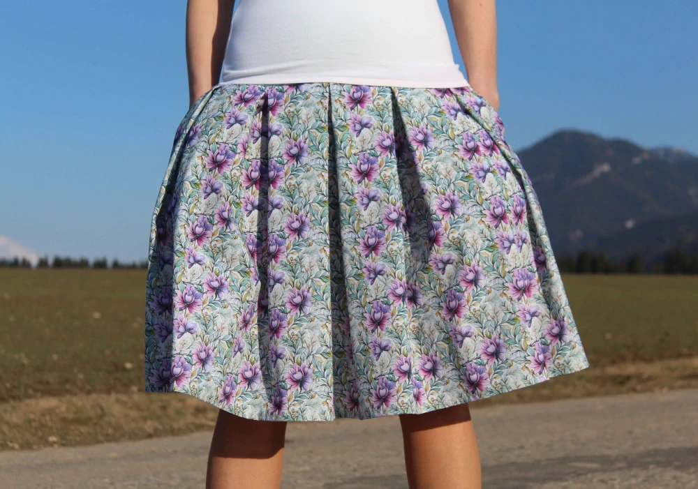 Krátka bavlnená sukňa s kvetinovým vzorom