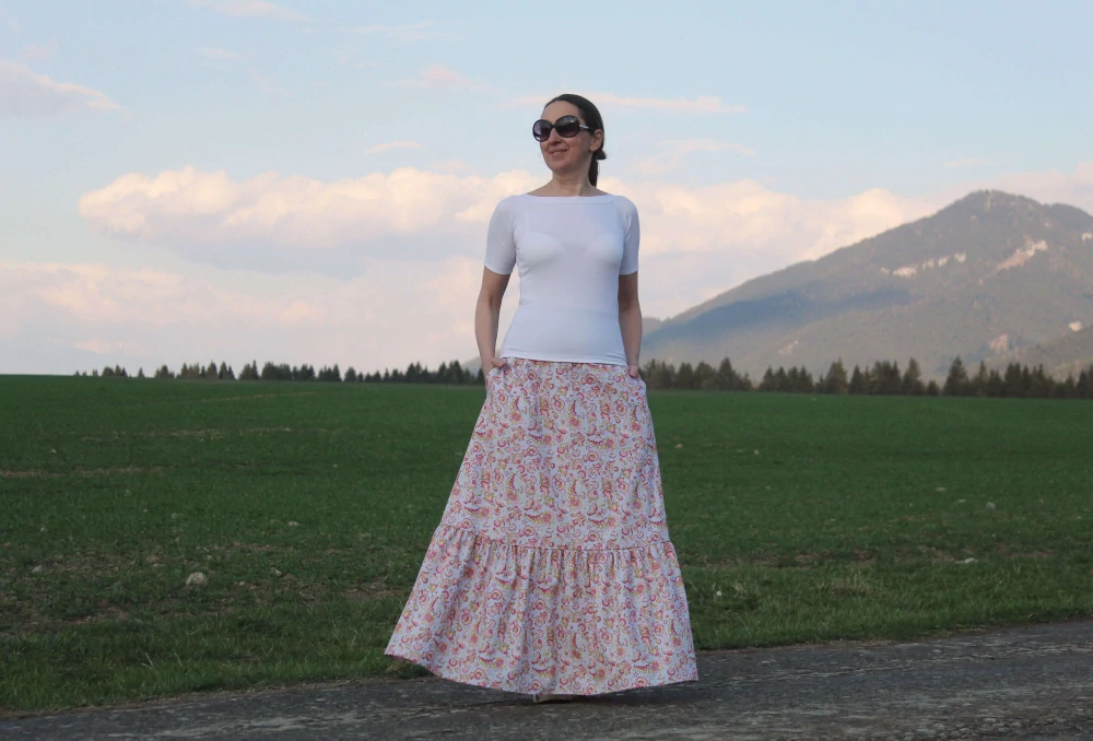 Dlhá bavlnená svetlošedá volánová sukňa s paisley vzorom