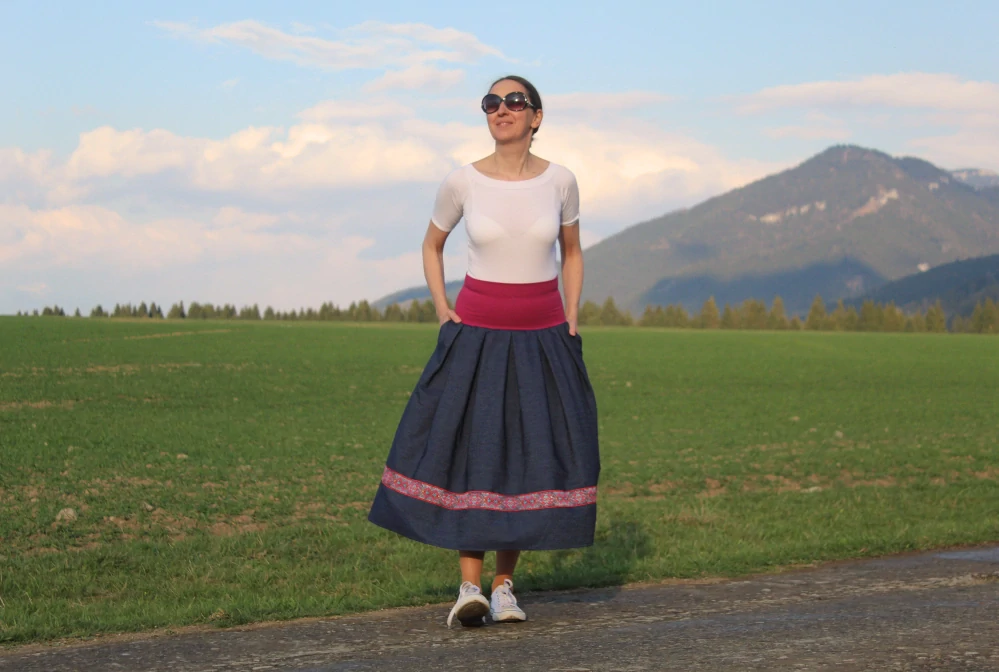 Trojštvrťová skladaná sukňa z bavlnenej rifľoviny so stuhou