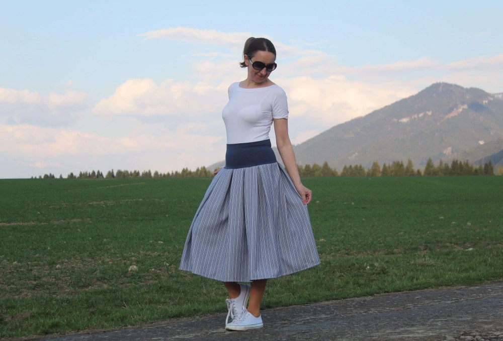 Trojštvrťová modrá prúžkovaná sukňa z kostýmovky 