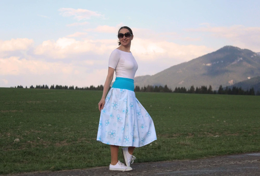 Trojštvrťová sukňa s kvetinovým vzorom – bielo-tyrkysová veľ.M