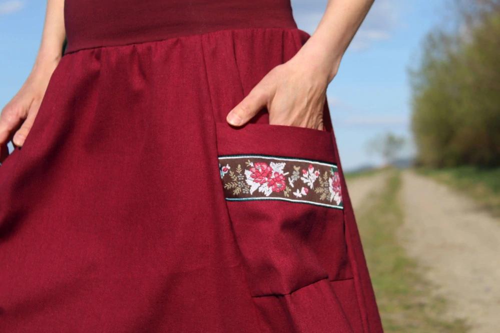 Krátka ľanová sukňa s ozdobnými vreckami – vínová