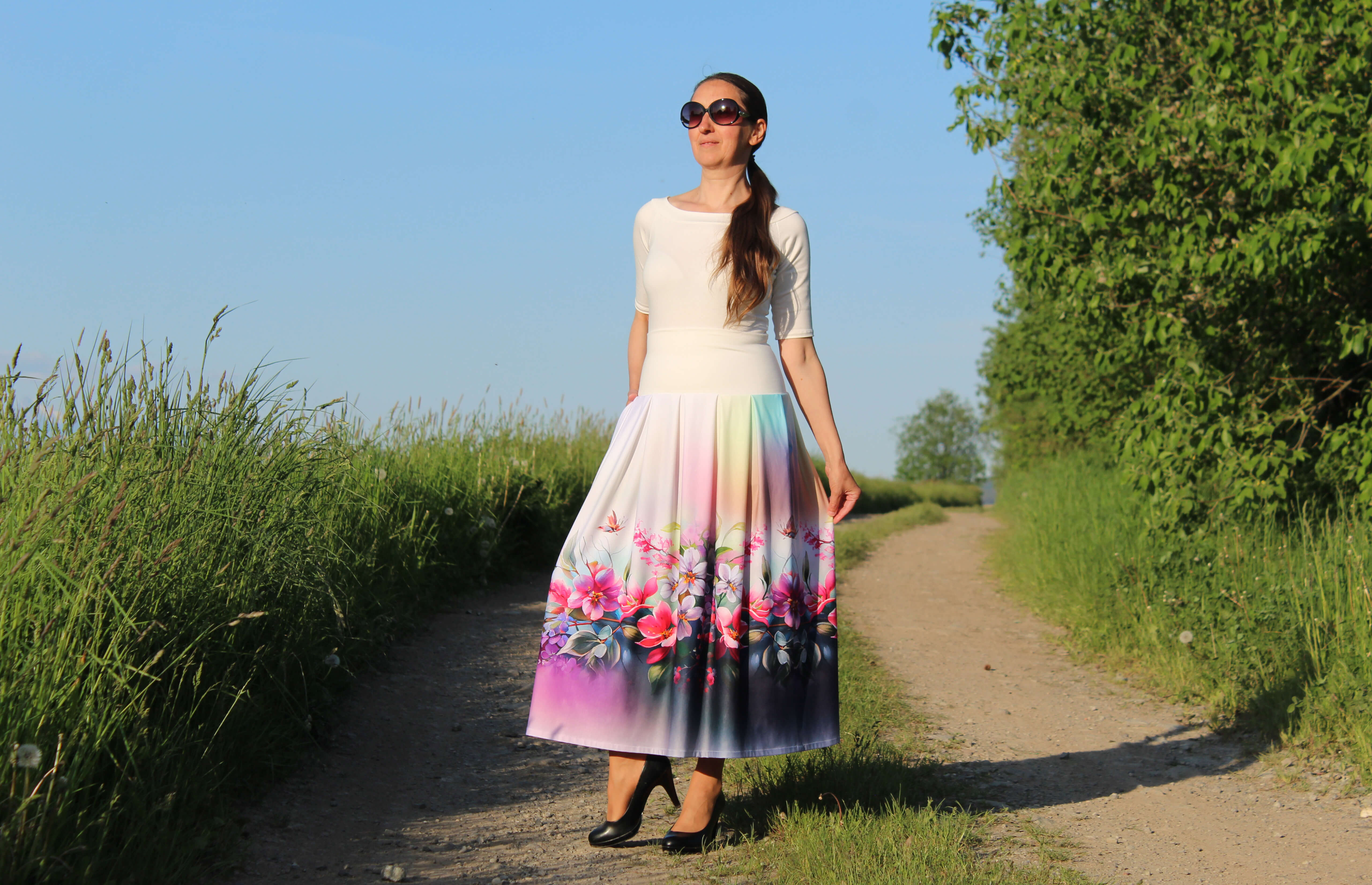 Úpletová sukňa svetlá s kvetinami