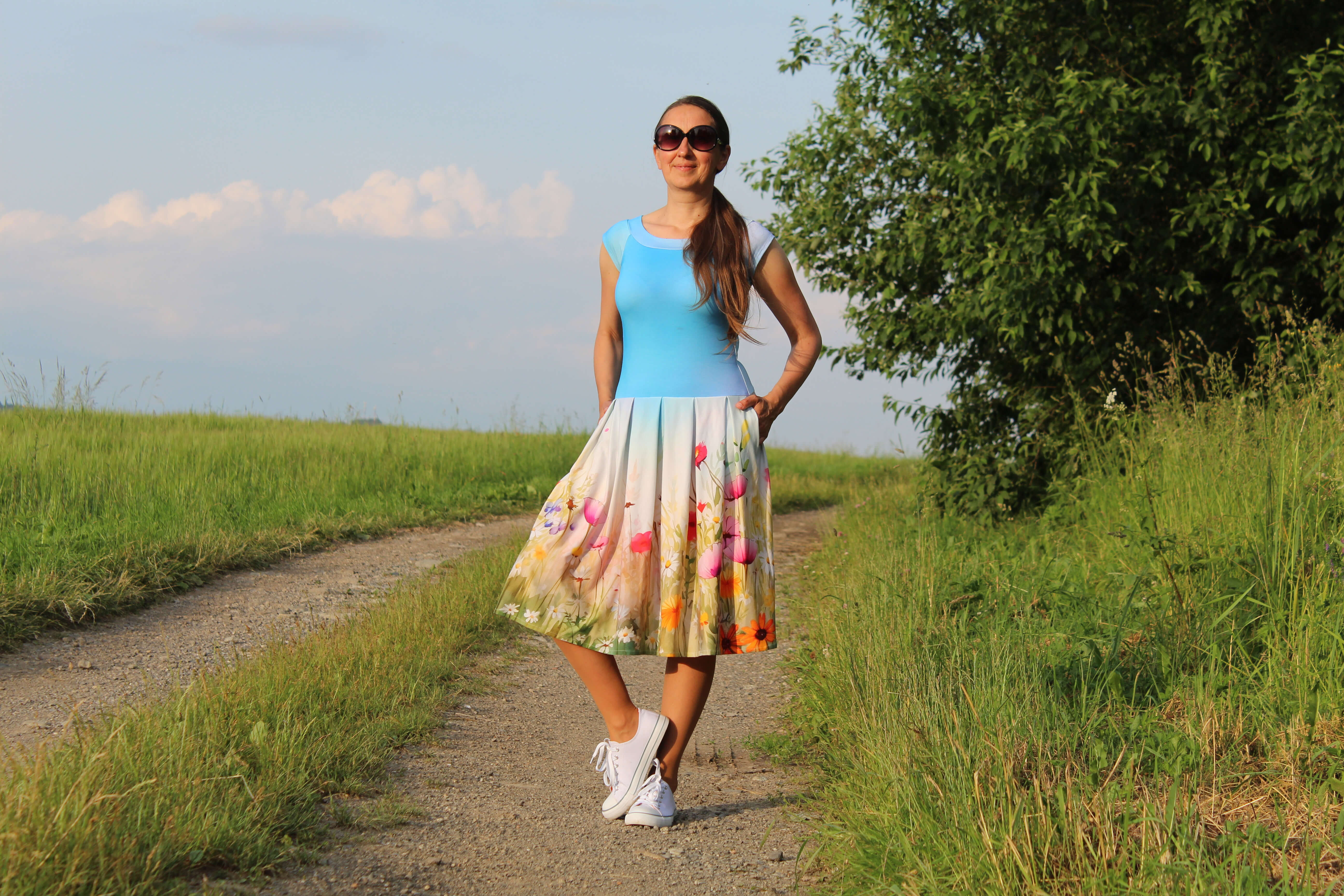 Úpletové šaty modré s kvetinami