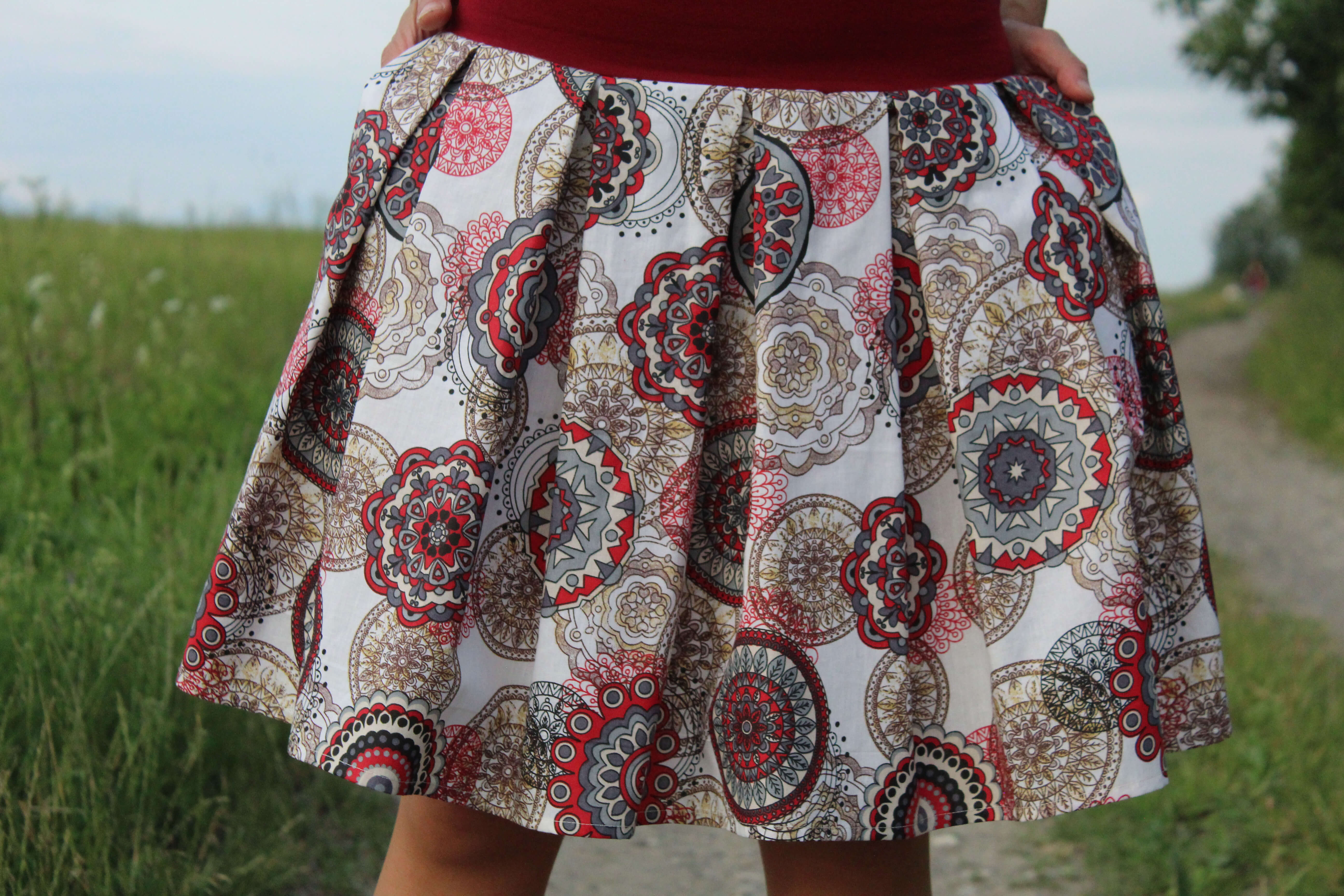 Bavlnená skladaná sukňa vínová s mandalami