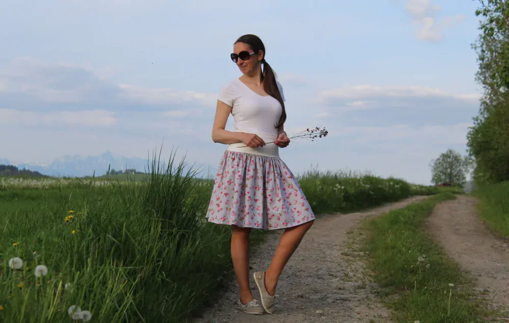 Bavlnená riasená sukňa šedá s ružami