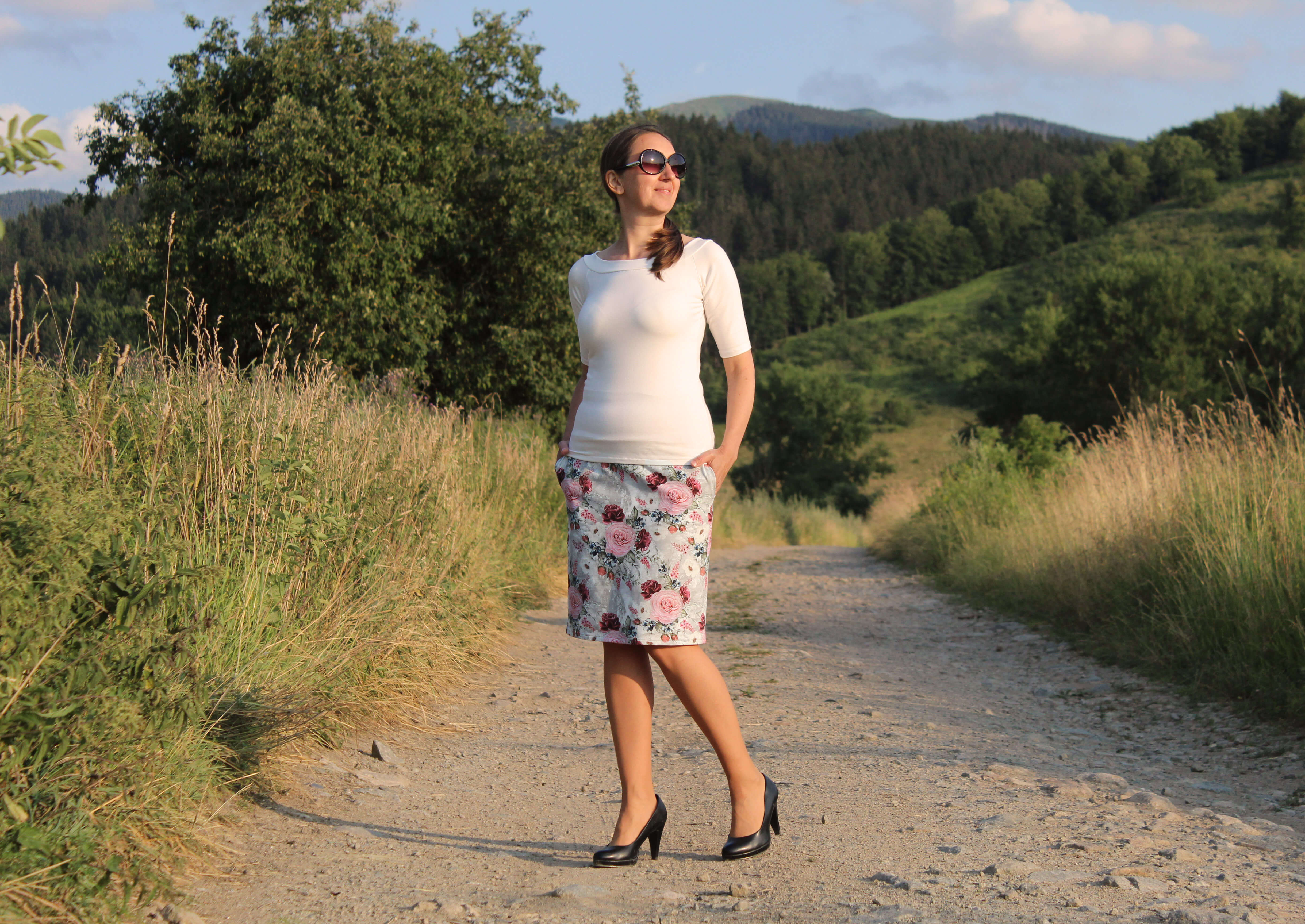 Krátka sukňa šedá s ružami