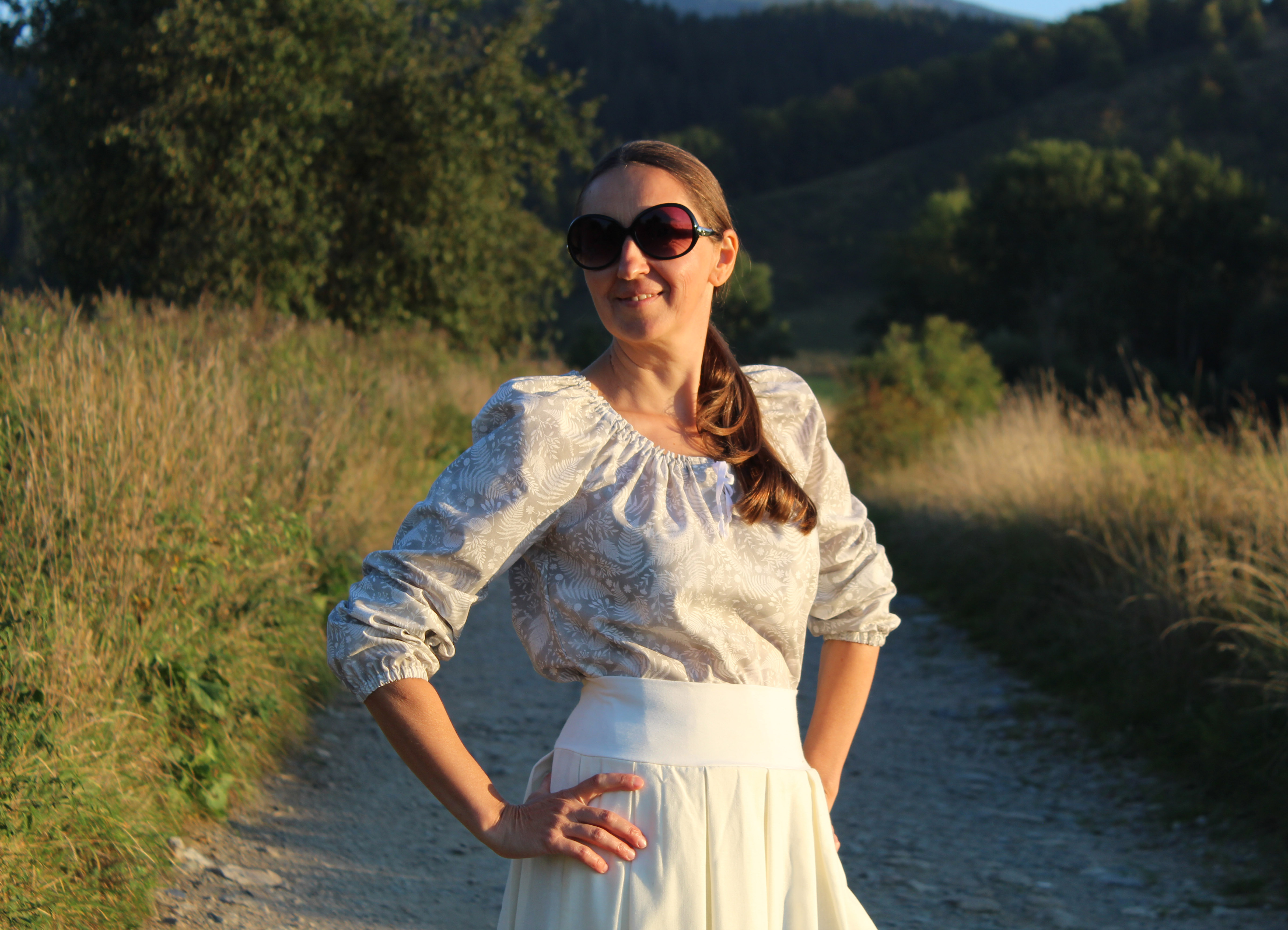 Blúzka svetlošedá s bielymi lístkami