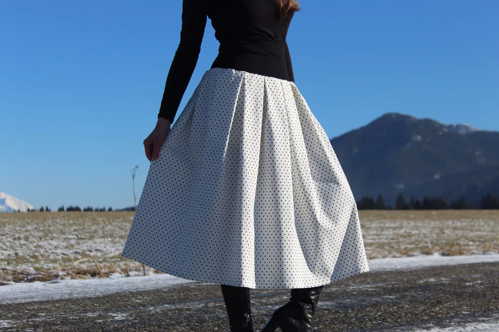 Čierno-biela bodkovaná sukňa