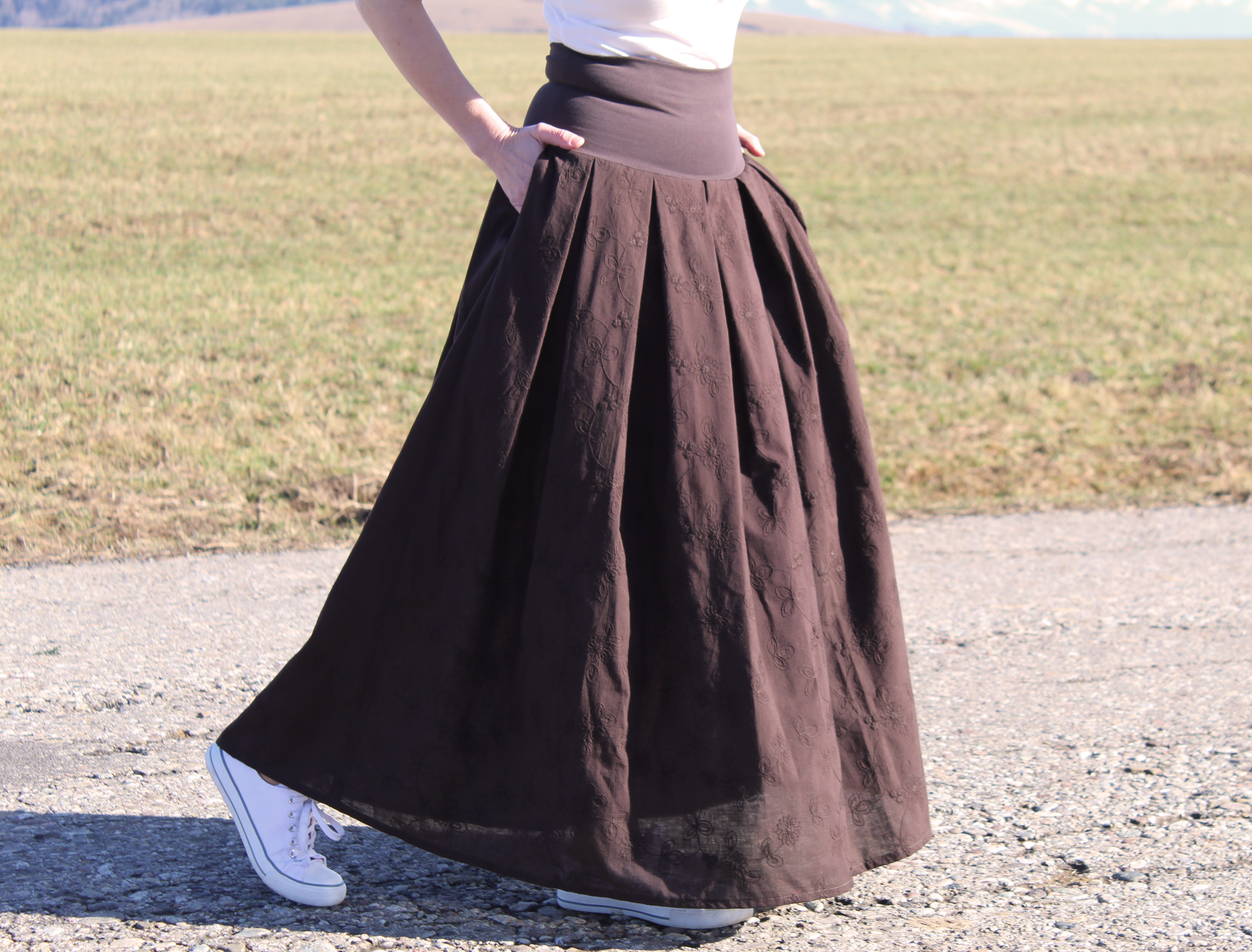 Bavlnená hnedá sukňa s vyšívanými kvetmi 