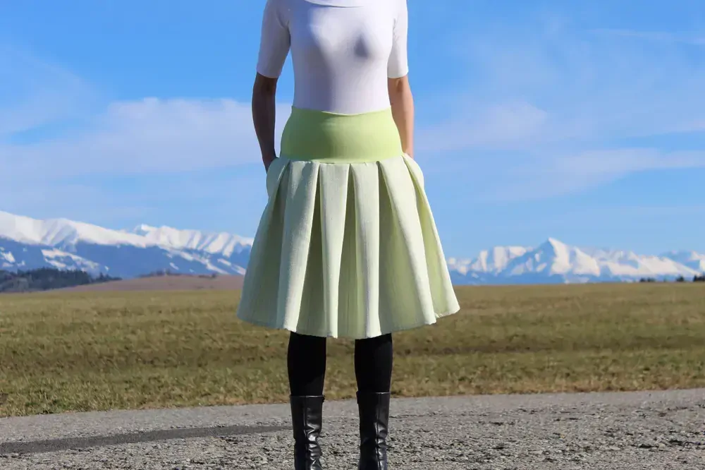 Krátka svetlo zelená sukňa