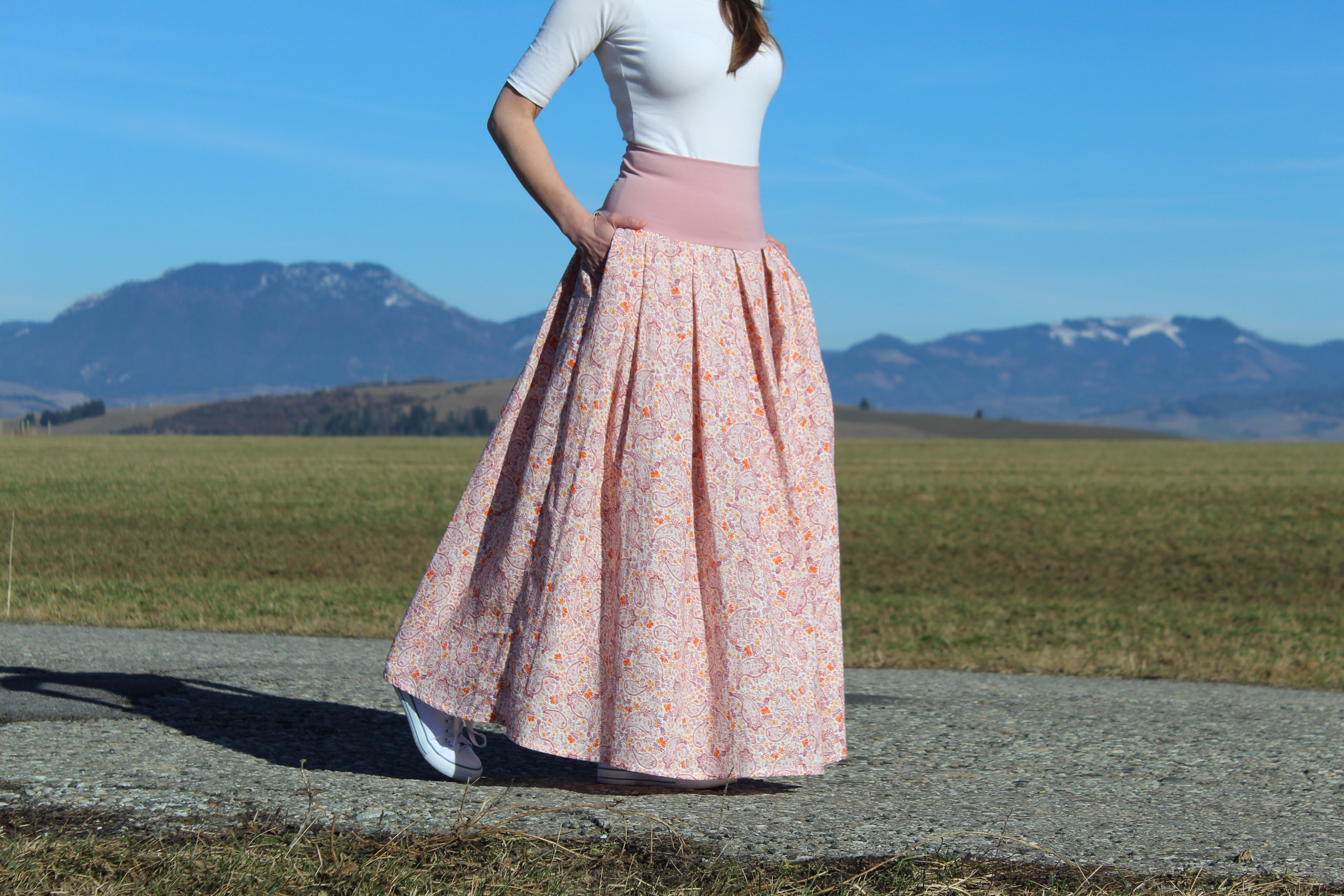 Mušelínová skladaná sukňa s paisley vzorom