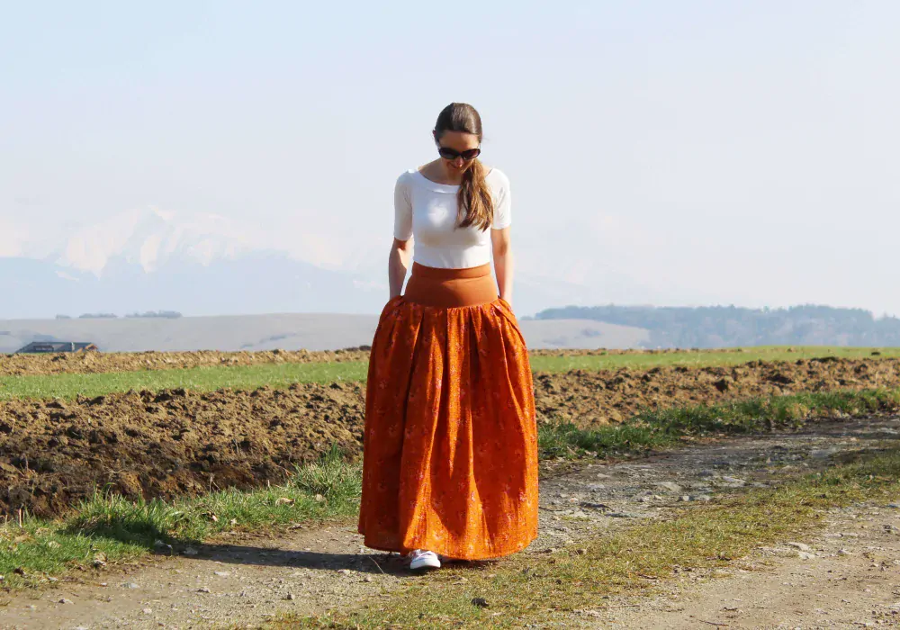 Mušelínová skladaná sukňa škoricová s kvetmi