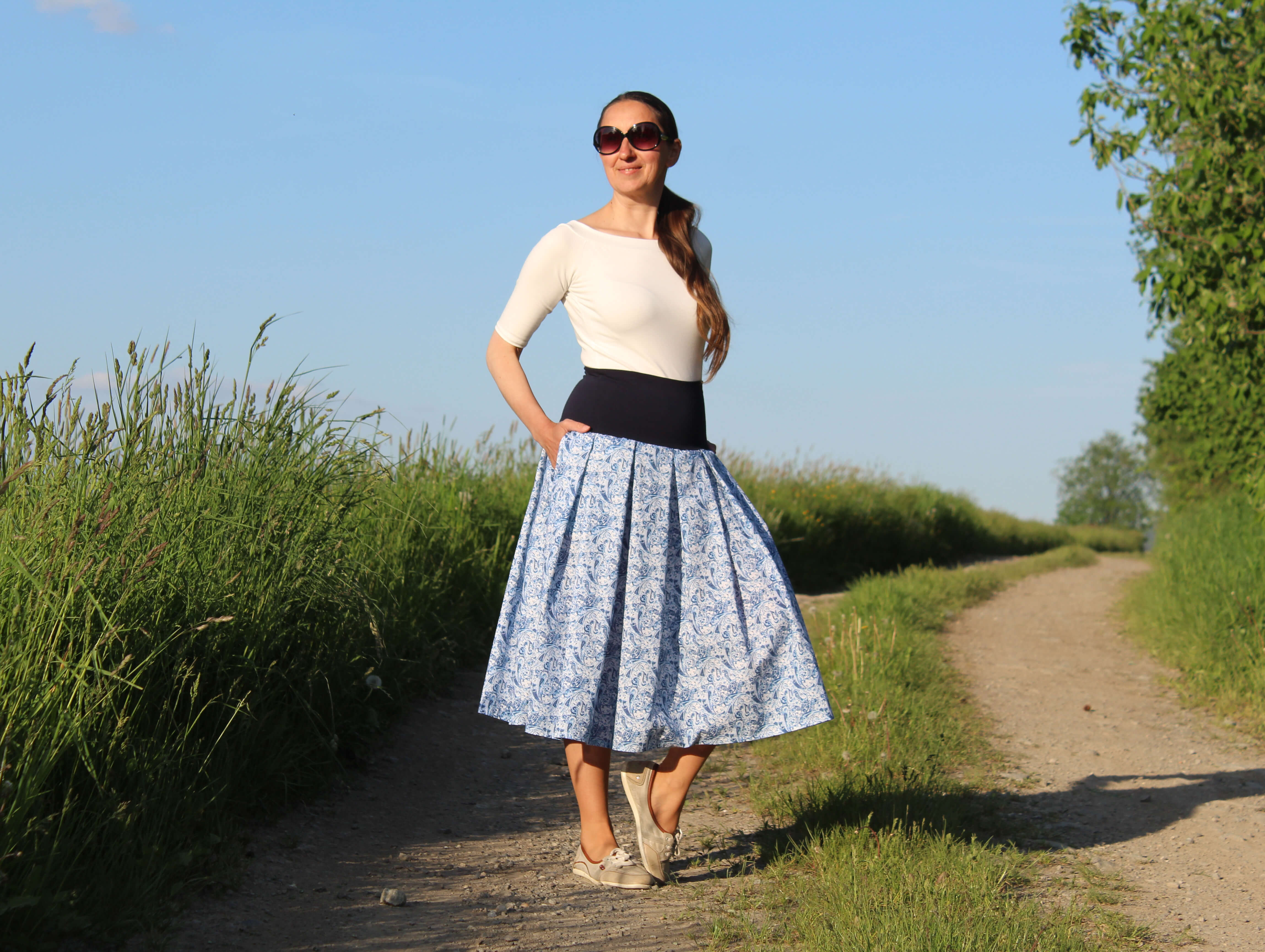 Bavlnená skladaná sukňa modré paisley