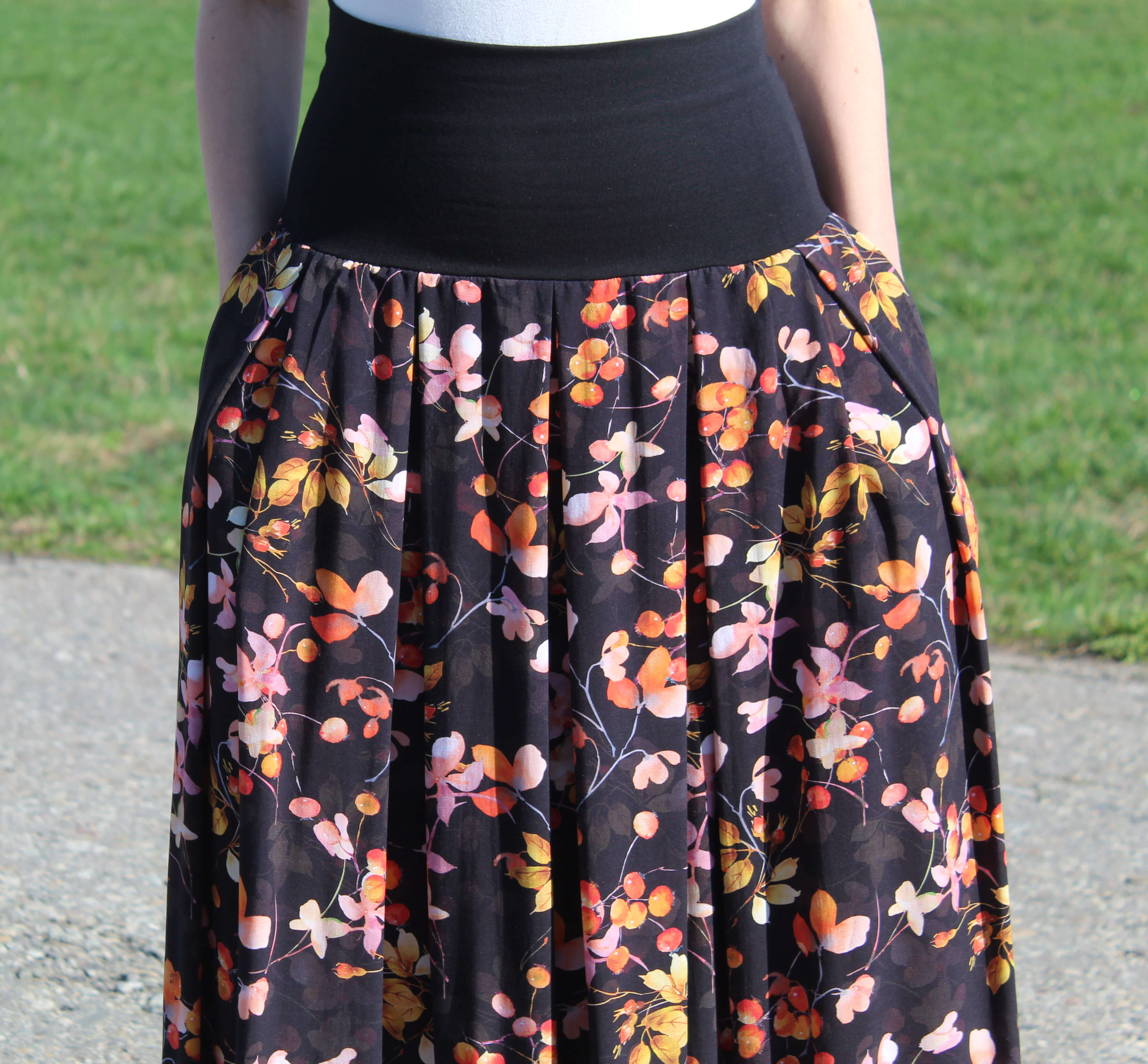 Viskózová sukňa čierno-oranžovo-žltá