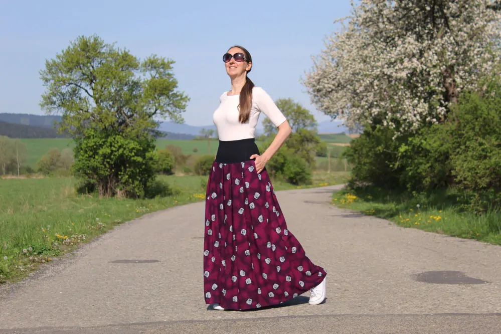 Viskózová sukňa fialová s čiernymi lístkami