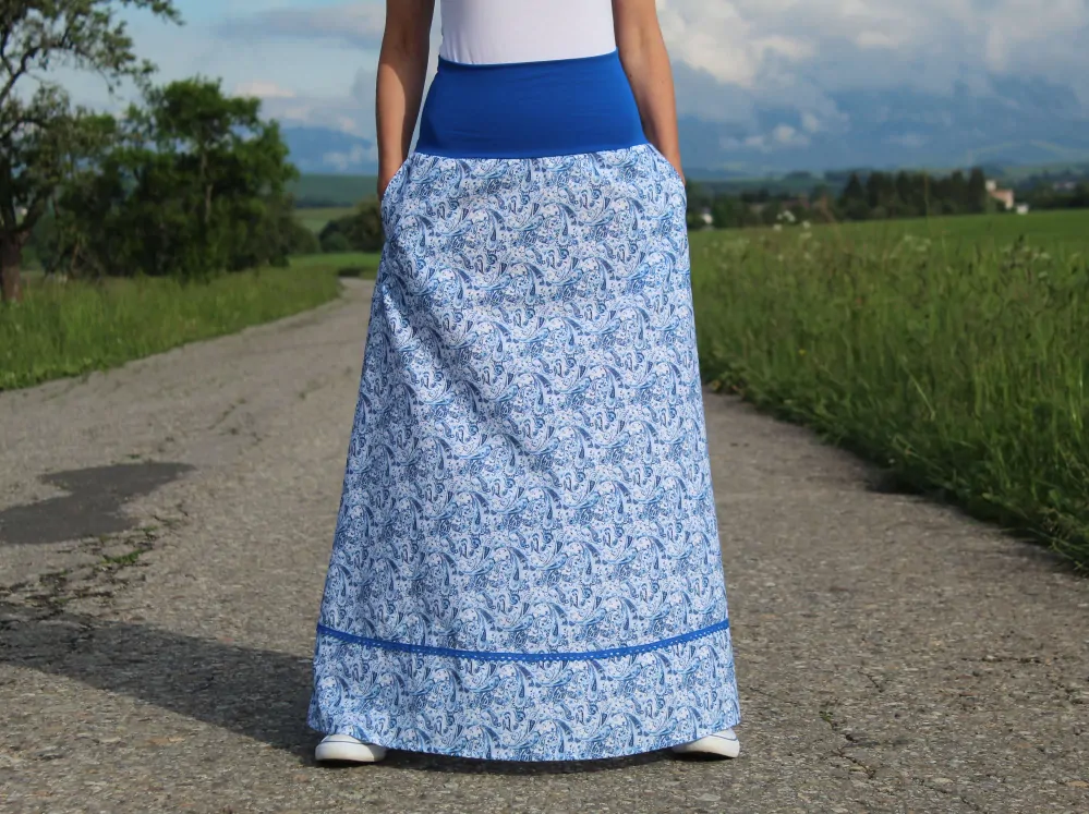 Dlhá bavlnená sukňa biela s modrým paisley a krajkou