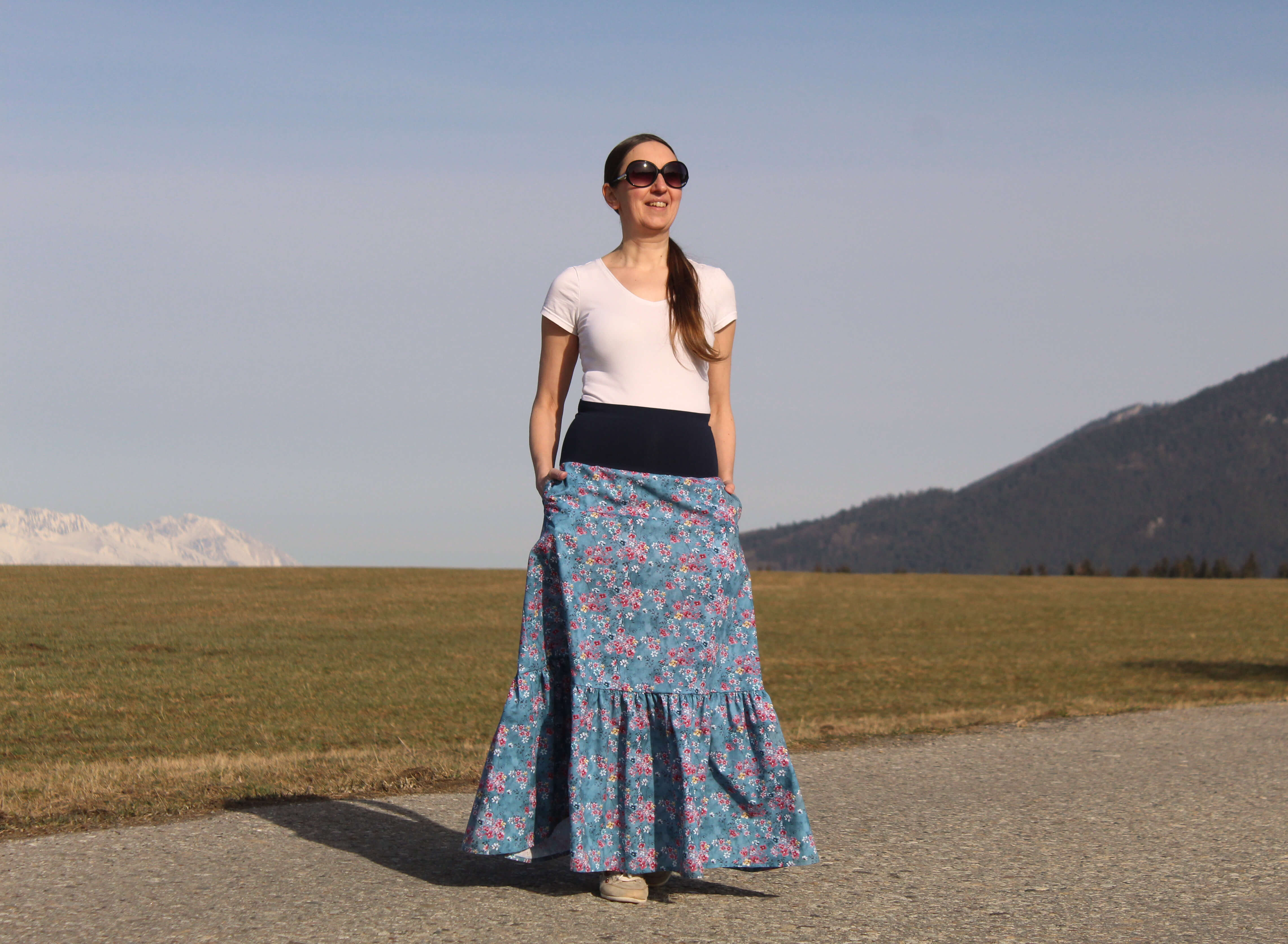 Bavlnená sukňa modrá s kvietkami