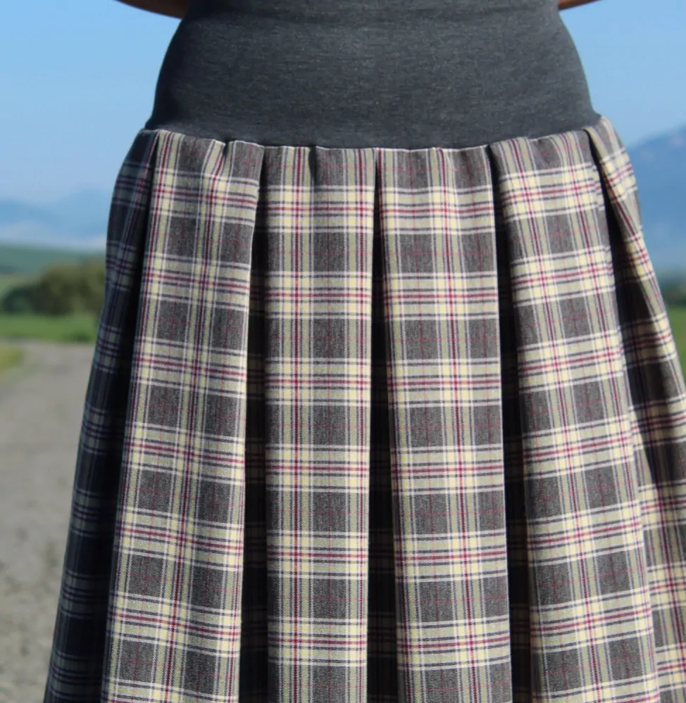 Dlhá skladaná károvaná sukňa šedo-žltá