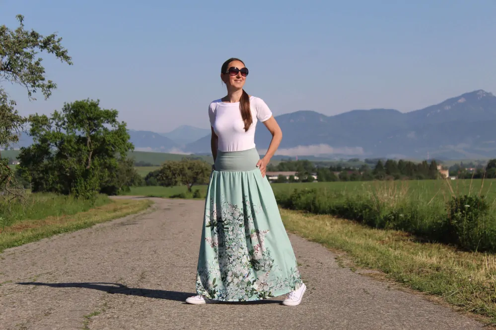 Úpletová sukňa mentolova s bielymi kvetmi