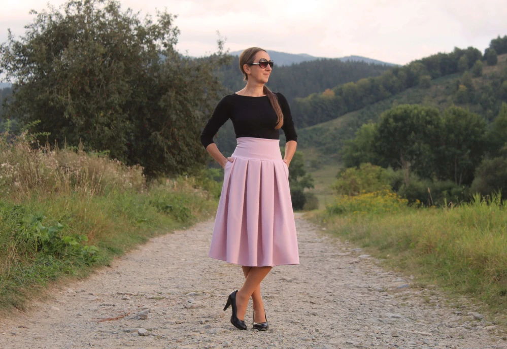 Bledoružová skladaná sukňa