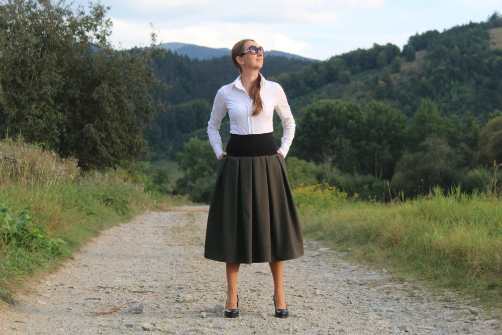 Trojštvrťová šedozelená skladaná sukňa